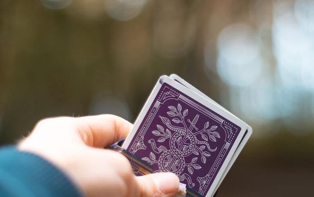 Famille jouant à un jeu de société