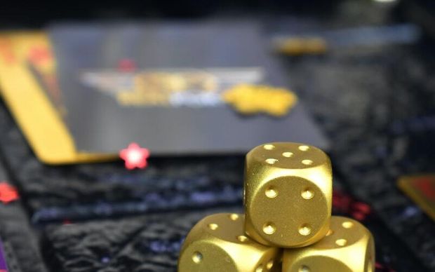 Famille jouant à un jeu de société