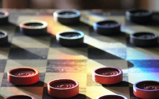 Famille jouant à un jeu de société
