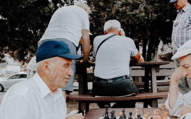 Famille jouant à un jeu de société