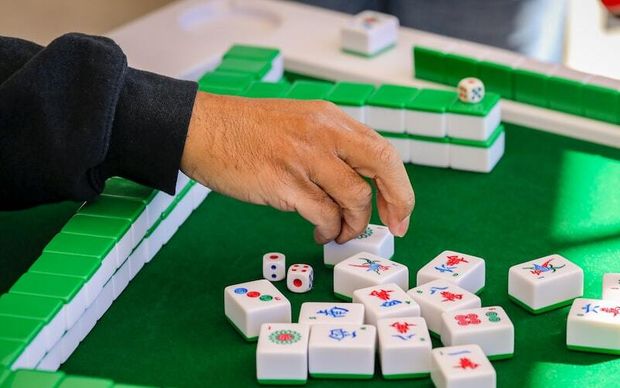 Famille jouant à un jeu de société