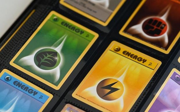 Famille jouant à un jeu de société