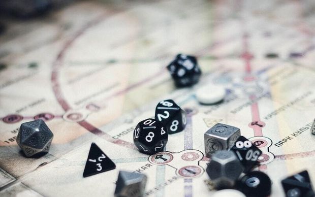 Famille jouant à un jeu de société