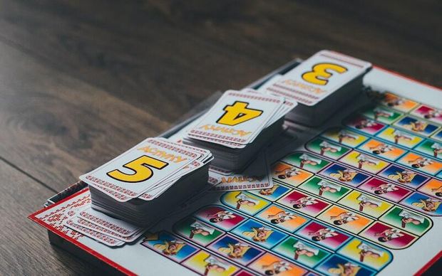 Famille jouant à un jeu de société