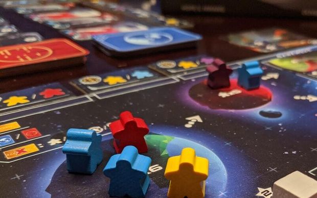 Famille jouant à un jeu de société