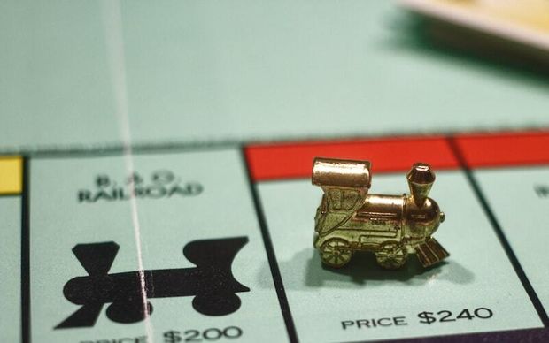 Famille jouant à un jeu de société