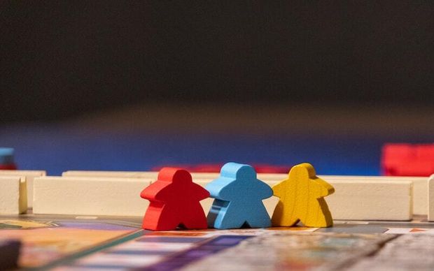 Famille jouant à un jeu de société