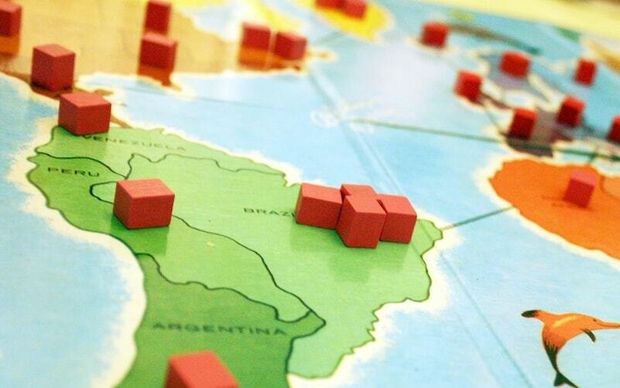 Famille jouant à un jeu de société