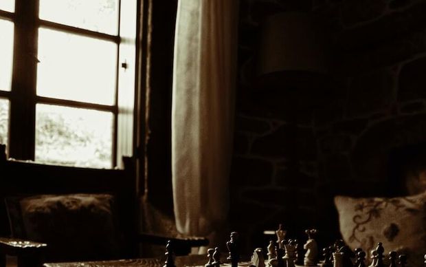 Famille jouant à un jeu de société