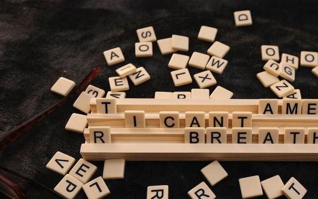 Famille jouant à un jeu de société