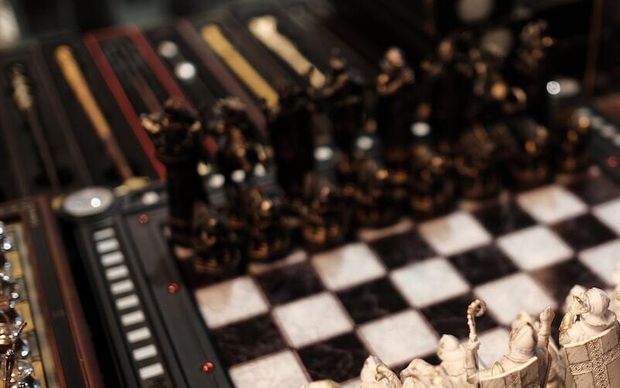 Famille jouant à un jeu de société