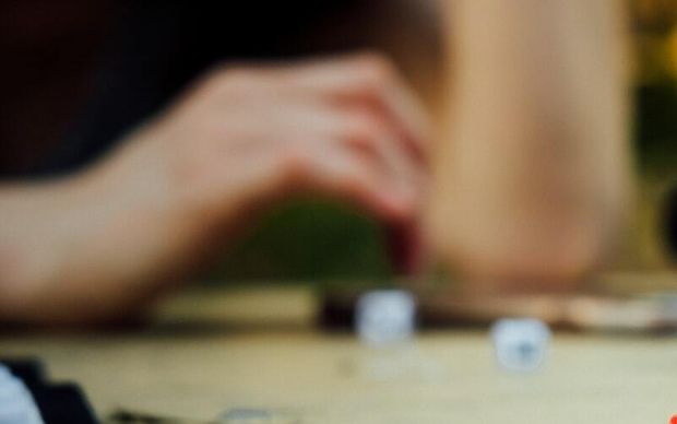 Famille jouant à un jeu de société